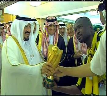 ادريس يتسلم آخر انجازاته مع الإتحاد... كأس الدوري السعودي 2007