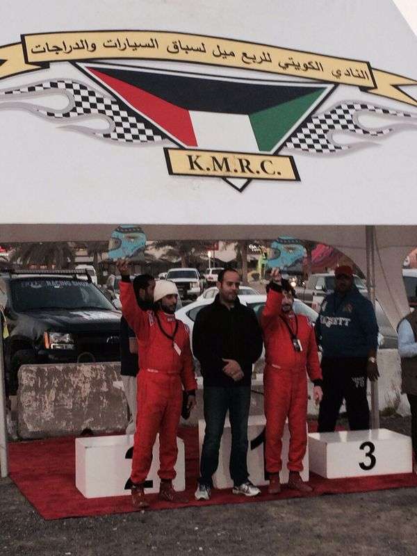 ـ سلمان الشمري لحظة تتويجه في المركز الأول إلى جانب ملاحه. 