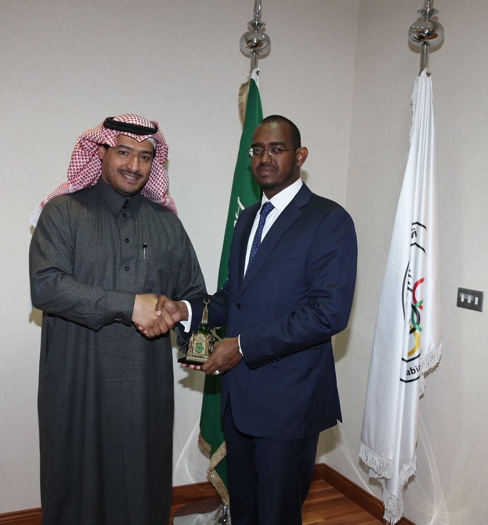 المسحل خلال تقديمه الهدية التذكارية للوزير الجيبوتي