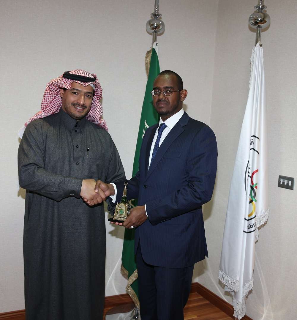 المسحل خلال تقديمه الهدية التذكارية للوزير الجيبوتي