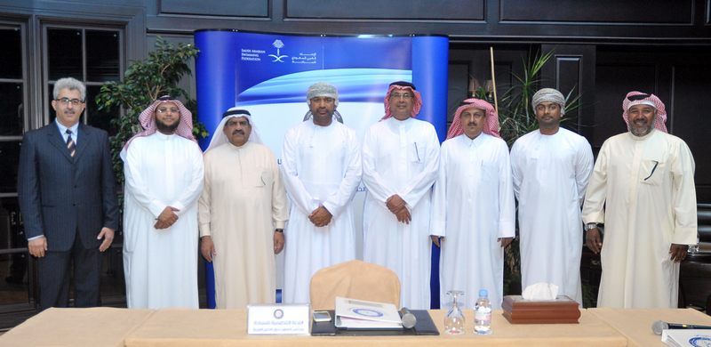  كشري والغامدي يتوسطان اعضاء اللجنة الخليجية للسباحة بعد نهاية الإجتماع