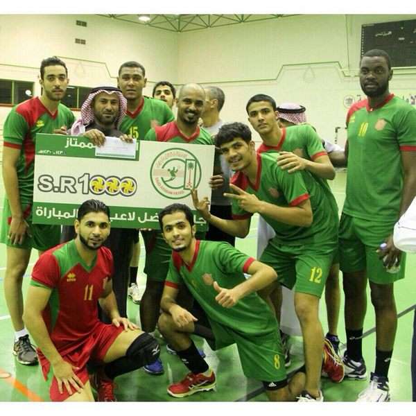 لاعب نادي الموج ابراهيم العرض يتسلم جائزة افضل لاعب في مباراة فريقه امام الابتسام