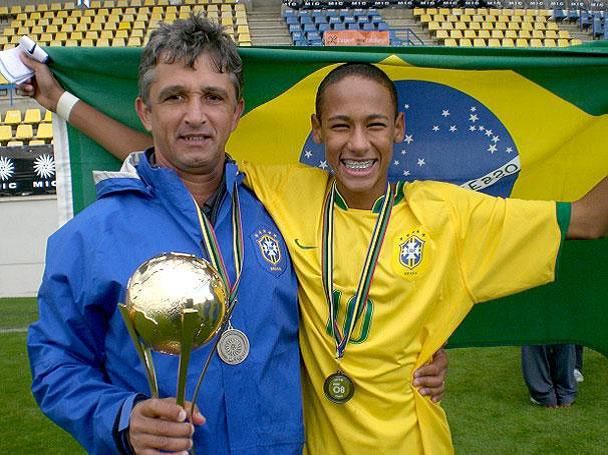 المدرب البرازيلي لوتشو بجوار اللاعب البرازيلي نيمار مع منتخب البرازيل تحت 17 سنة عام 2009.