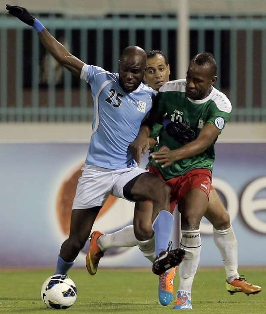 ايمانويل "يسار" في إحدى لقاءات فريقه 