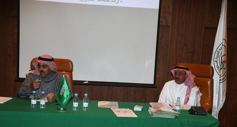 الخليوي يتحدث إلى المراقبين في الدورة أمس