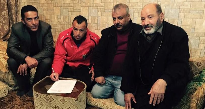 أحمد جمال خلال توقيعه الأربعاء على عقده 