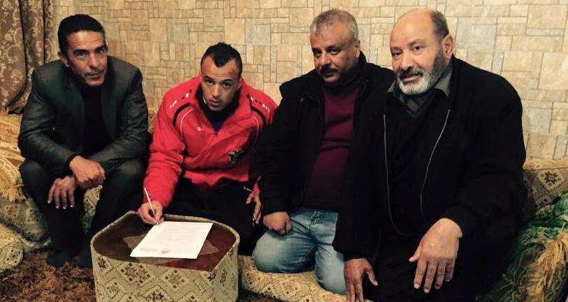 أحمد جمال خلال توقيعه الأربعاء على عقده 