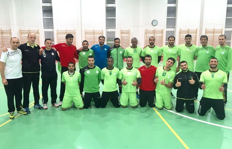 لاعبو المنتخب السعودي لكرة اليد يستمعون لتوجيهات المدرب الصربي جوران