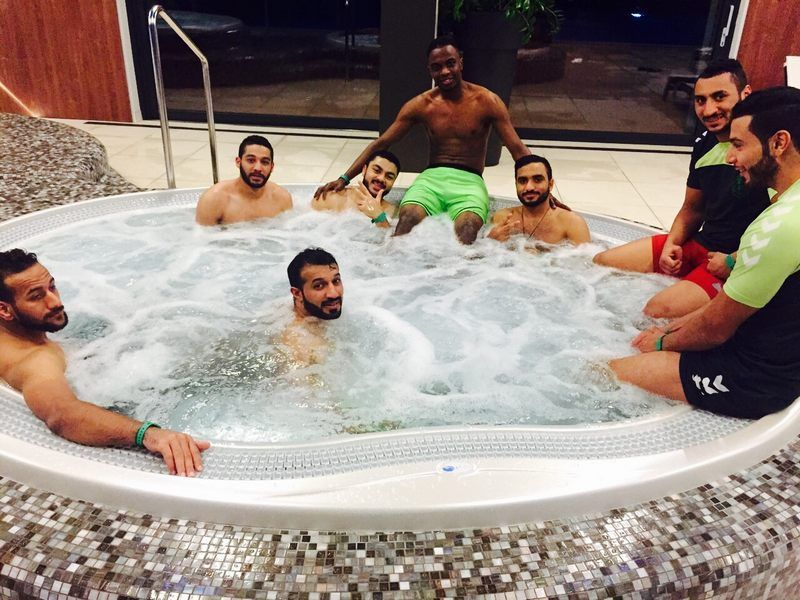 لاعبو المنتخب السعودي في حوض الجاكوزي بمقر المعسكر بالمجر قبل المغادرة الى سلوفينيا