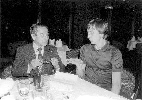 الصحفي كاجاوا مع الهولندي يوهان كرويف في القرن الماضي