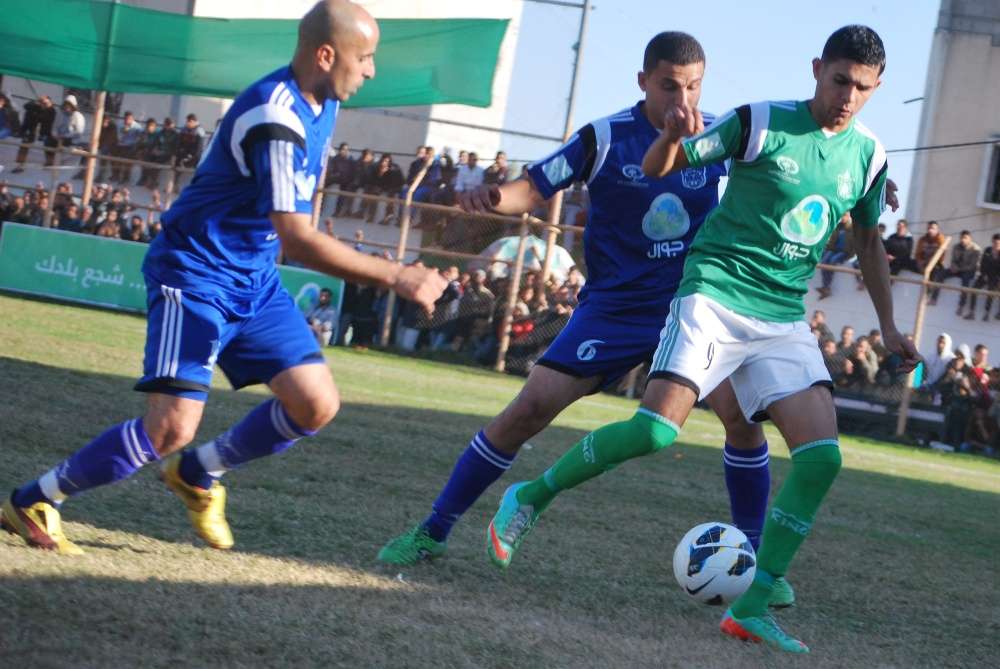 اللولحي لاعب الخدمات محاصر بين لاعبين من الشباب
