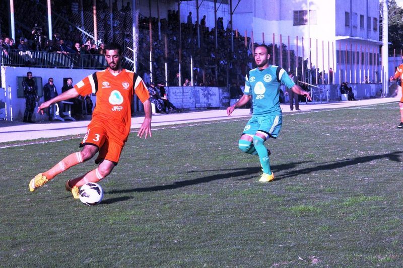 محمد عاشور لاعب الاتحاد في ظل رقابة قصي محمود       