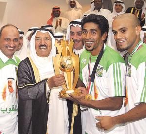 امير الكويت يسلم قائد العربي كأس سموه 