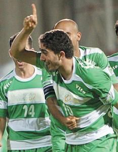فراس الخطيب فرحا بهدفه 