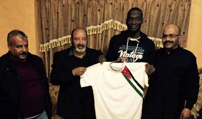 الليبي مانديلا يرفع قميص المنشية بعد التوقيع اليوم