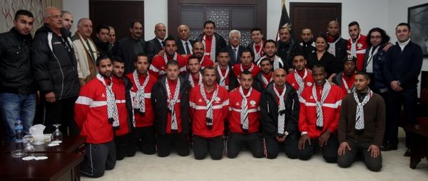 الرئيس عباس والرجوب يتوسطان المنتخب الفدائي
