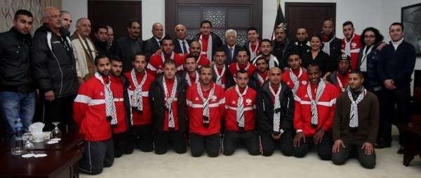 الرئيس عباس والرجوب يتوسطان المنتخب الفدائي