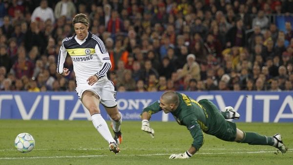 chelsea039s-fernando-torres-shoots-score-past-barcelona039s-goalkeeper-victor-valdes-during