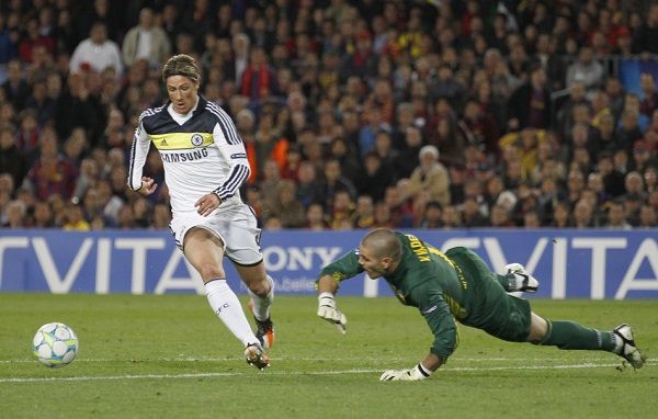 chelsea039s-fernando-torres-shoots-score-past-barcelona039s-goalkeeper-victor-valdes-during