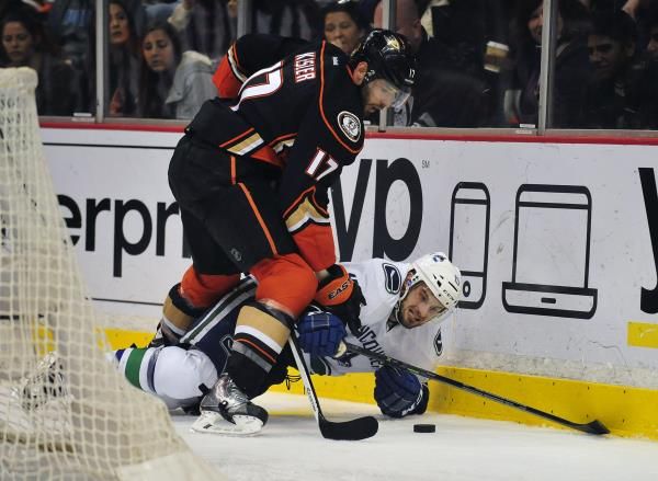 2014-12-29t042609z_215757243_nocid_rtrmadp_3_nhl-vancouver-canucks-at-anaheim-ducks_reuters