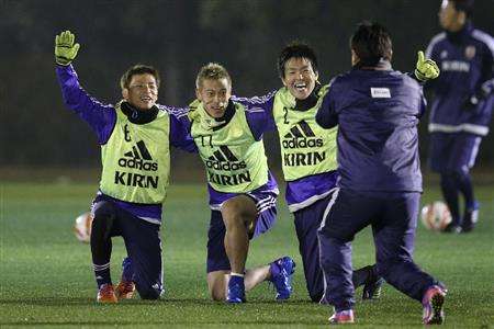 لاعبو منتخب اليابان يتبادلون المزاح قبل تدريب اليوم