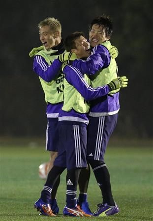 لاعبو منتخب اليابان قبل إنطلاق تدريب اليوم