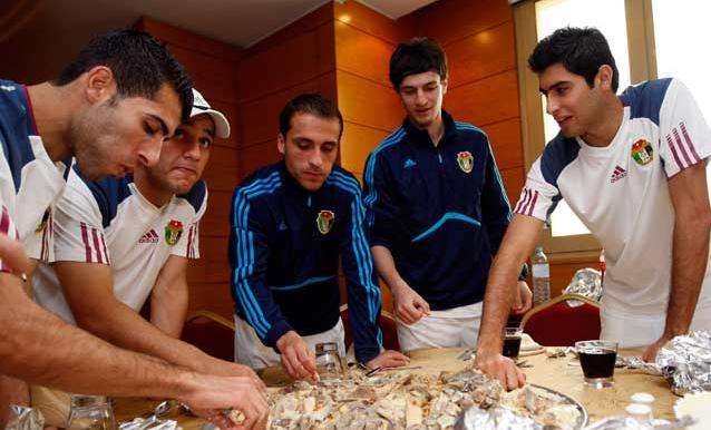 لاعبو منتخب الأردن يتناولون المنسف في قطر