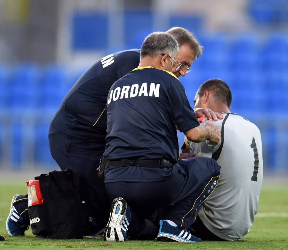 عامر شفيع يتلقى الإسعافات الأولية خلال اصابته اليوم 