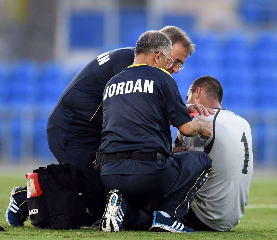 عامر شفيع يتلقى الإسعافات الأولية خلال اصابته اليوم