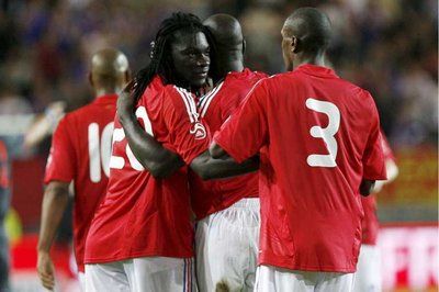 الفرنسي باتيفمبي جوميس يحتفل مع زملاءه بعد أن سجل في مرمى الإكوادور