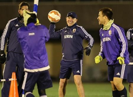 المدرب خافيير اجيري يتبادل المزاح مع اللاعبين في تدريب اليوم