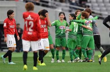 فرحة لاعبات فريق بيليزا بعد فوزهن على اوراوا ريدز