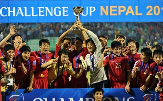 لاعبو كوريا الشمالية يحتفلون بكأس التحدي عام 2012