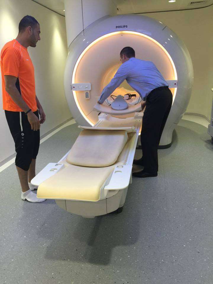 شفيع خلال خضوعه للفحوصات 