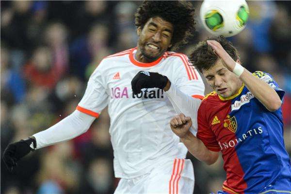  دانتي (يسار)