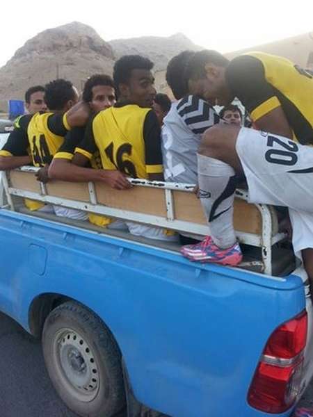 فريق الصقر يخلى من الملعب فوق سيارات الامن المكشوفة 