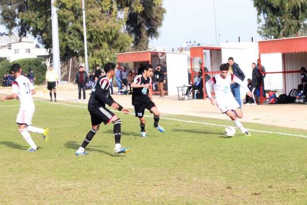 احمد طينة لاعب الرياضي يمر بالكرة 