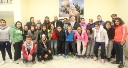  صورة جماعية للرجوب مع المنتخب النسوي 