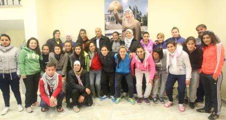  صورة جماعية للرجوب مع المنتخب النسوي 