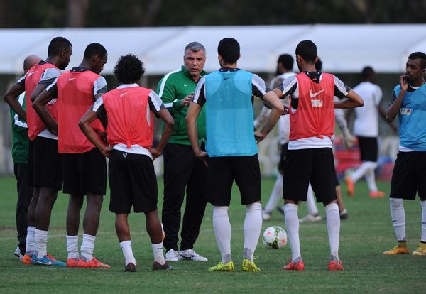 كوزمين مع لاعبي الاخضر