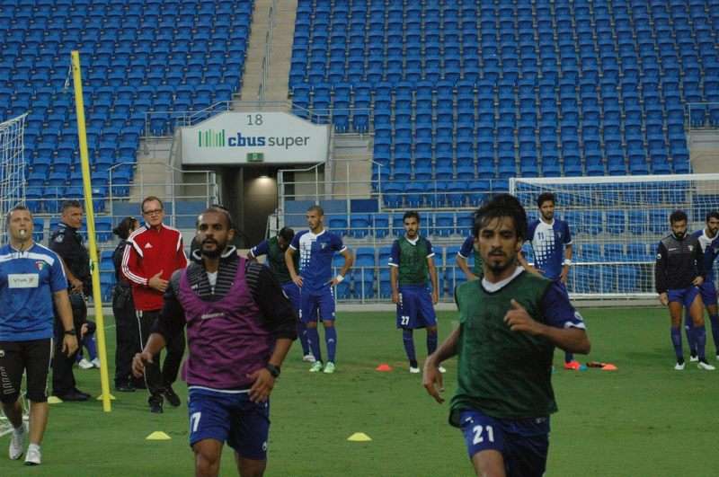 الازرق يحاول التدريب على ملعب المباراة