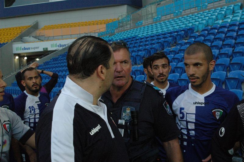 الأمن يحاول اخراج المنتخب الكويتي