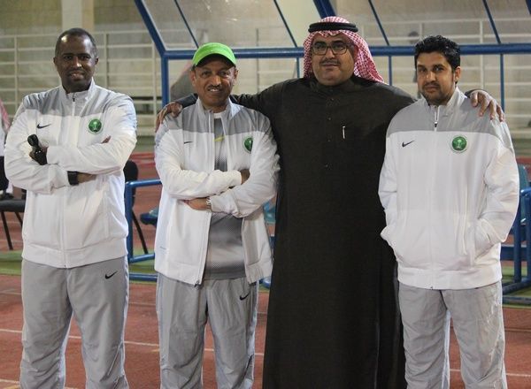 أبو نخاع بجوار الجهاز الفني للمنتخب