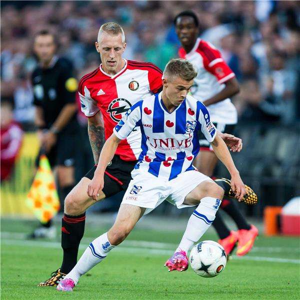 فان أكين لاعب هيرينفين في لقاء بالدوري الهولندي