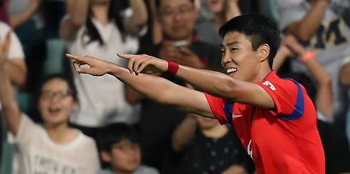 لي جونج هيوب بعد تسجيله الهدف الثاني بمرمى السعودية