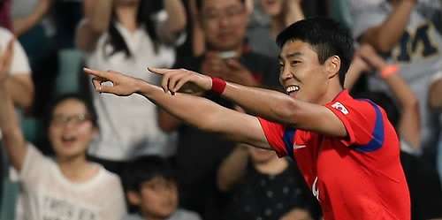 لي جونج هيوب بعد تسجيله الهدف الثاني بمرمى السعودية