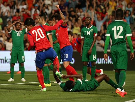 لاعبو كوريا الجنوبية بعد تسجيلهم الهدف الأول 