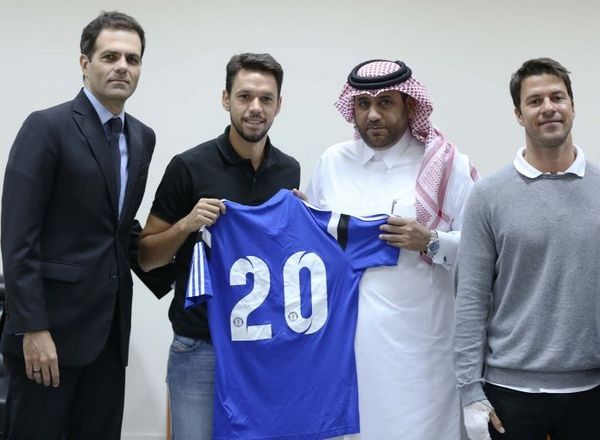 البرازيلي أنطونيو بعد توقيعه للخور