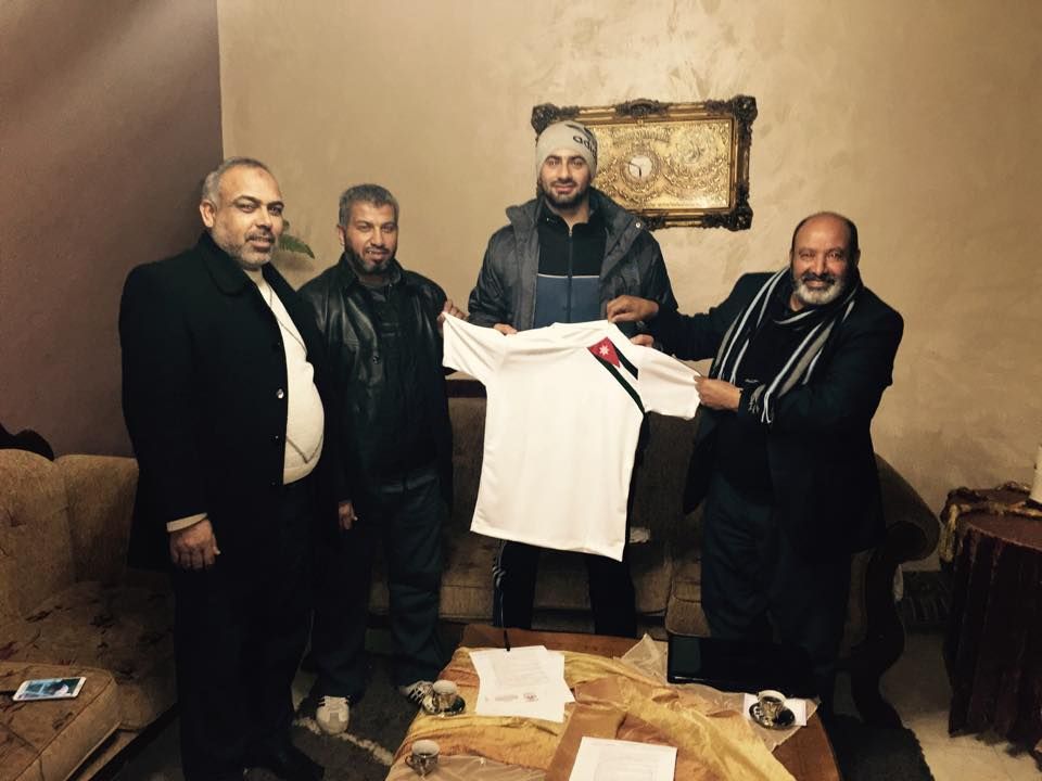 صالح يرفع قميص المنشية بعد التوقيع