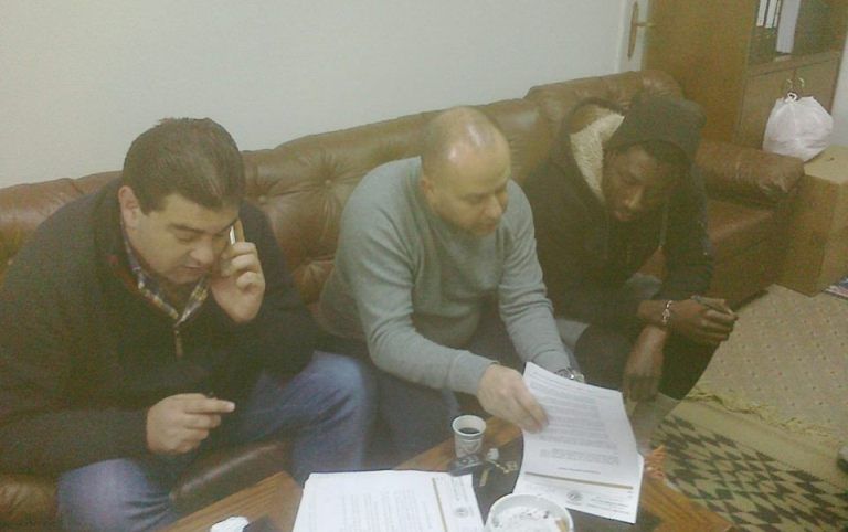 جانب من توقيع العقد 